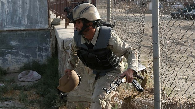 Afghnsk policista spch na msto zsahu proti ozbrojencm Talibanu, kte ve tvrtek 17. ervence ostelovali kbulsk letit.