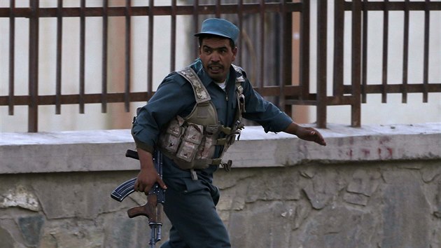 Afghnsk policista spch na msto zsahu proti ozbrojencm Talibanu, kte ve tvrtek 17. ervence ostelovali kbulsk letit.