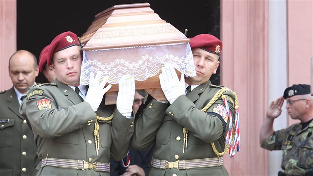Vojci vynej z kostela sv. Ignce v Chomutov rakev s ostatky Davida Benee, kter padl 8. ervence 2014 v Afghnistnu.