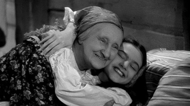 Nataša Tanská (vpravo) ve filmu Babička z roku 1940 jako postava Barunky, která měla ztvárňovat malou Boženu Němcovou.