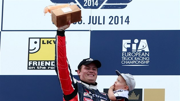 Adam Lacko s potomkem a trofej a triumf na okruhu Red Bull Ring.