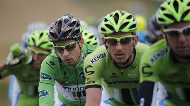 Peter Sagan (tmav plba) se svmi kolegy z tmu Cannondale bhem sedm etapy Tour de France