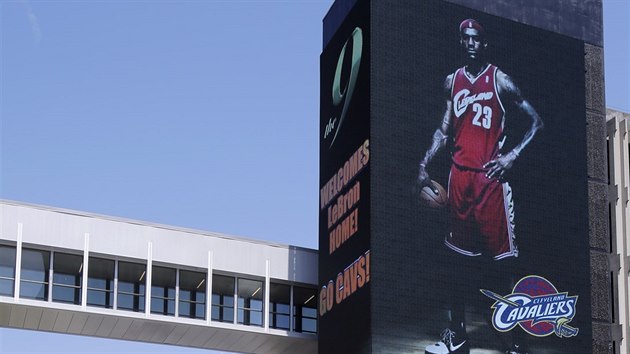 VÍTEJ DOMA! Cleveland Cavaliers vítjí LeBrona Jamese obím billboardem.