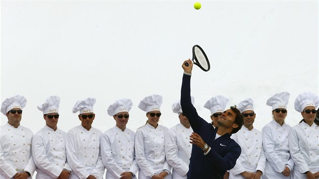 EXHIBICE. Roger Federer podv bhem exhibinho zpasu s Lindsey Vonnovou na vcarskm ledovci.