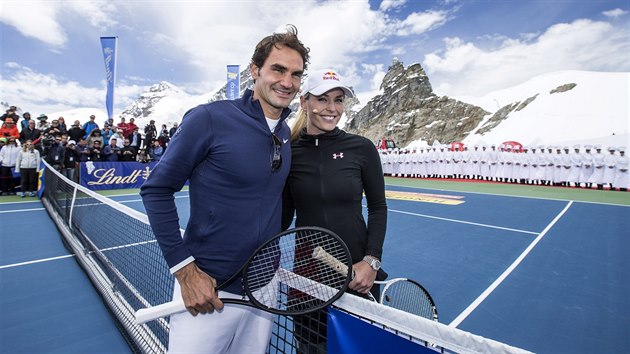 SPOLEN NA LEDOVCI. Roger Federer a Lindsey Vonnov pzuj bhem exhibice na vcarskm ledovci.