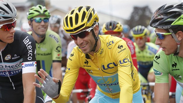 Italsk cyklista Vincenzo Nibali ve lutm trikotu na startu 8. etapy Tour de France