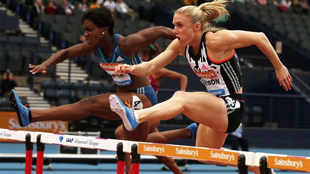 Tiffany Porter (vlevo) a Sally Pearson bojuj v zvodu na 100 metr pekek na mtinku Diamantov ligy v Pai.