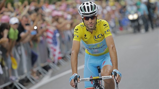 Nositel lutého trikotu Vincenzo Nibali na startu 14. etapy Tour de France