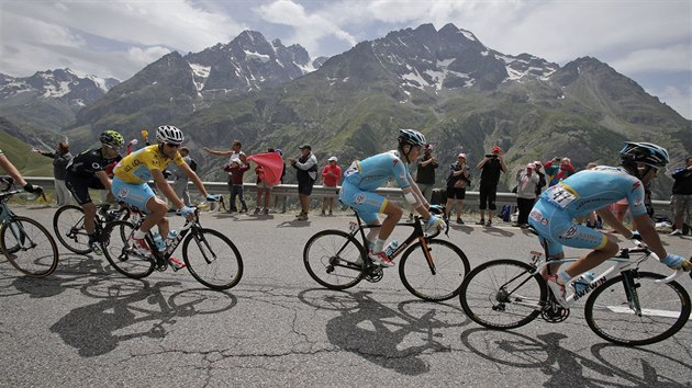 Nositel lutho trikotu Vincenzo Nibali (tet zprava) bhem 14. etapy Tour de France