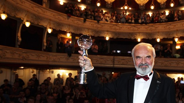 Zdenk Svrk pebr Kilov globus v karlovarskm mstskm divadle (10. ervence 2014).