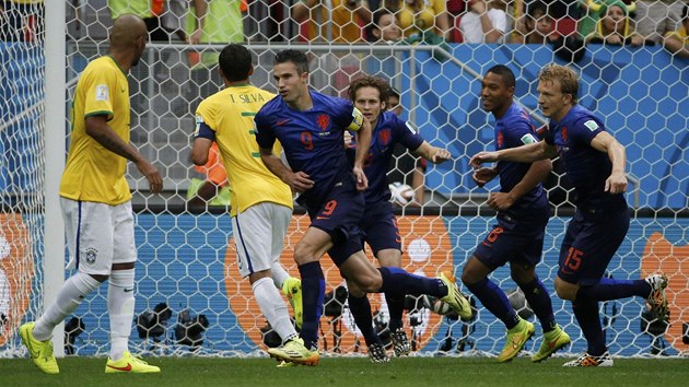 BRZKÉ VEDENÍ. Nizozemští fotbalisté se běží radovat z gólu Robina van Persieho (čtvrtý zprava).