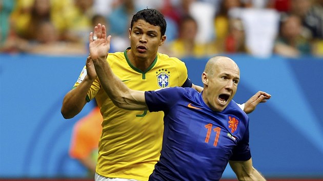 FAUL ZA PENALTU, NEBO PŘÍMÝ KOP? Brazilský kapitán Thiago Silva fauluje nizozemského útočníka Arjena Robbena u hranice pokutového území. Byla z toho penalta.