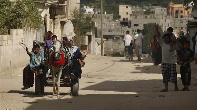 Palestinci, kte opustili svj dm na severu msta Beit Lahiya, jedou na voze do severn sti Psma Gazy.