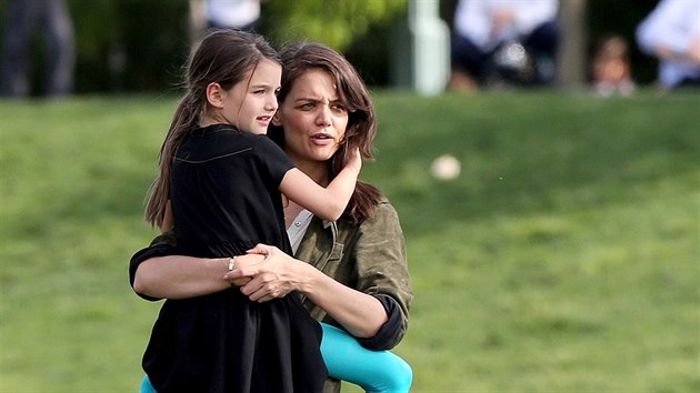 Katie Holmesov a jej dcera Suri Cruisov (New York, 30. kvtna 2014)