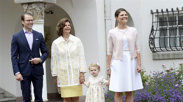 Princ Daniel, vdsk krlovna Silvia, princezna Estelle a korunn princezna Victoria (Borgholm, 14. ervence 2014)