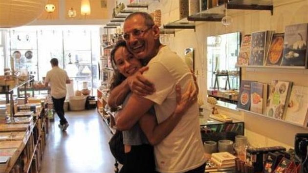 Emilie Livingstonová a Jeff Goldblum se zasnoubili  (13. července 2014).