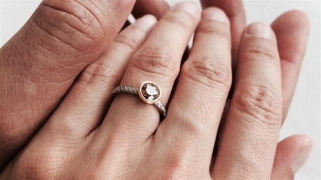 Emilie Livingstonová ukázala snubní prsten od Jeffa Goldbluma (14. července 2014).