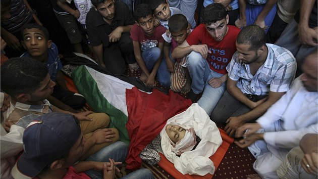 Poheb desetiletho palestinskho chlapce, kter zemel pi izraelskch nletech (12. 7. 2014).