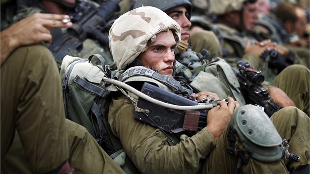 Izraelt vojci pobl hranic s Psmem Gazy (13. ervence 2014).