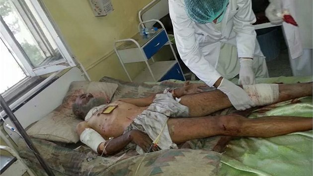 Nejmn 89 lid pilo o ivot a tyi destky lid utrply zrann pi explozi trhaviny ukryt ve vozidle na hojn navtvovanm triti v provincii Paktika ve vchodnm Afghnistnu (15. 7. 2014).