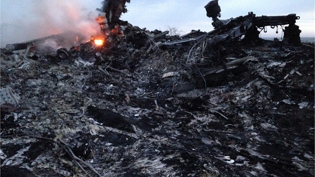 Trosky letounu malajsijskch aerolinek s 298 lidmi na palub, kter se ztil na vchodn Ukrajin (17. 7. 2014).