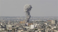 Sloup dýmu nad Gaza City po vzduném útoku izraelské armády (16. ervence 2014)
