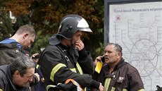 �lenové záchranných slo�ek u plánu moskveského metra, kde se stala nehoda (15....