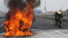 Poár osobního auta uzavel zhruba na hodinu ást praské magistrály (17.7.2014)