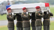 Do Česka dorazily ostatky čtyř padlých vojáků sloužících v Afghánistánu. (10....