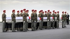 Ostatky ty eských voják, kteí padli v úterý v Afghánistánu, dorazily na...