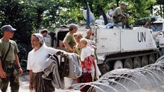 Uprchlický tábor nedaleko bosenské Srebrenici hlídali vojáci z Nizozemska....