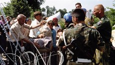 Uprchlický tábor nedaleko bosenské Srebrenici hlídali vojáci ze védska a...