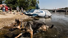 Na Vltavu byla v sobotu jako souást umleckého projektu erný MOE sputna...