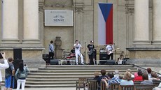Kulturní léto v Senátu zahájila pop-rocková skupina Natije z Chlumce nad...