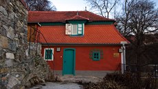 Na po�átku 20. století zde n�kolik m�síc� �il Egon Schiele, proto domek nese...