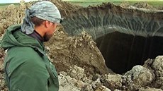 V�dci zkoumají ob�í kráter, který se záhadn� objevil na poloostrov� Jamal na...