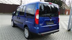 Poheovaný taxiká jezdí tímto automobilem znaky Fiat Doblo.