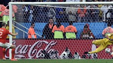 Nizozemský obránce Ron Vlaar (vlevo) stílí, argentinský gólman Sergio Romero...