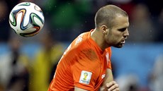 Nizozemský obránce Ron Vlaar uhýbá mí�i, který po jeho st�ele z penalty vyrazil...