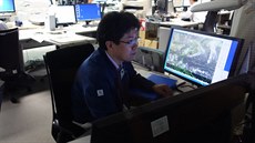 Tento pracovník má b�hem slu�by za úkol predikovat vývoj tajfun�. Známky...