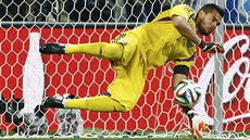 MÁM! Argentinský gólman Sergio Romero kryl hned první nizozemský pokus a ani se...