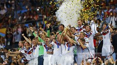 ZLATÁ EUFORIE. Němečtí fotbalisté se laskají s trofejí pro světové šampiony a...