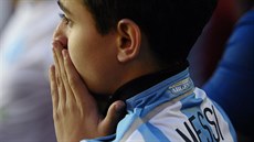 SMUTEK VE TVÁI. Malý fanouek v dresu argentinské hvzdy Messiho trne v...