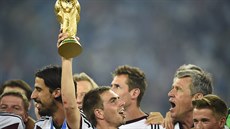 MISTŘI. Trofej pro světové šampiony drží v rukách německý kapitán Philipp Lahm.