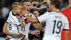 RODINNÁ OSLAVA. Lukas Podolski, po většinu turnaje jen náhradník, slavil titul...