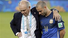 SLOVA ÚTĚCHY. Argentinský trenér Alejandro Sabella drží kolem ramen záložníka...