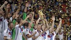 JE NÁŠ. Fotbalisté Německa s pohárem pro mistry světa. 