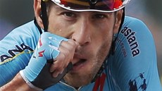 GESTO V CÍLI. Vincenzo Nibali po vítzství v desáté etap Tour de France. 