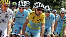 LÍDR A JEHO OCHRANKA. Vincenzo Nibali a dalí lenové stáje Astana v jedenácté