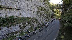 MEZI SKÁLAMI. Peleton v jedenácté etap Tour de France. 